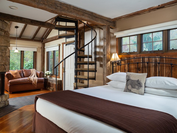 Lehigh Valley hotel room with spiral staircase